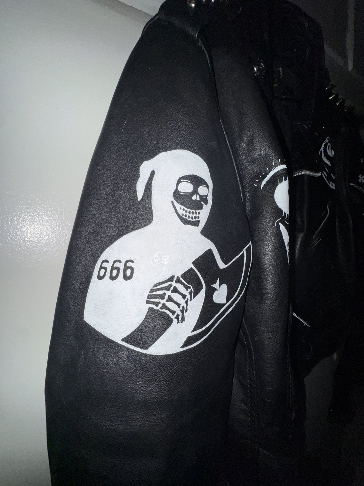 666 ghost, shoulder